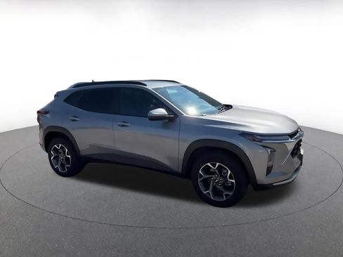 Used 2025 Chevrolet Trax LT FWD image 2