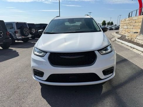 Used 2024 Chrysler Pacifica Touring-L w/ Road Tripper Package AWD/4WD image 8