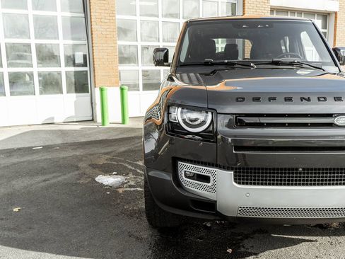 Used 2023 Land Rover Defender 110 S image 28