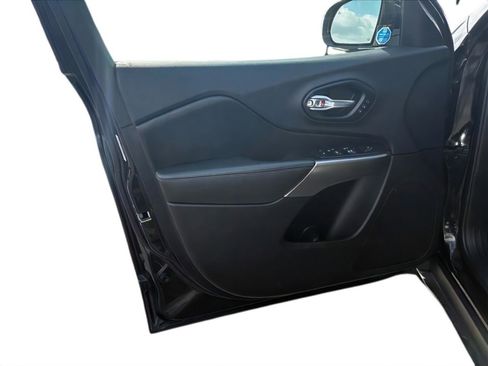 Used 2019 Jeep Cherokee Limited AWD/4WD image 14