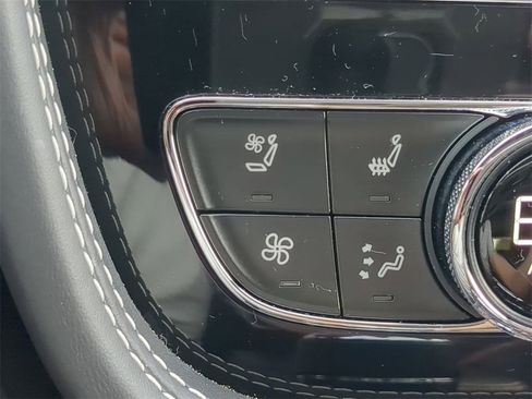 Used 2019 Bentley Bentayga image 25