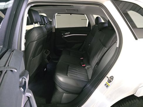 Used 2019 Audi e-tron Prestige w/ Prestige Package image 9