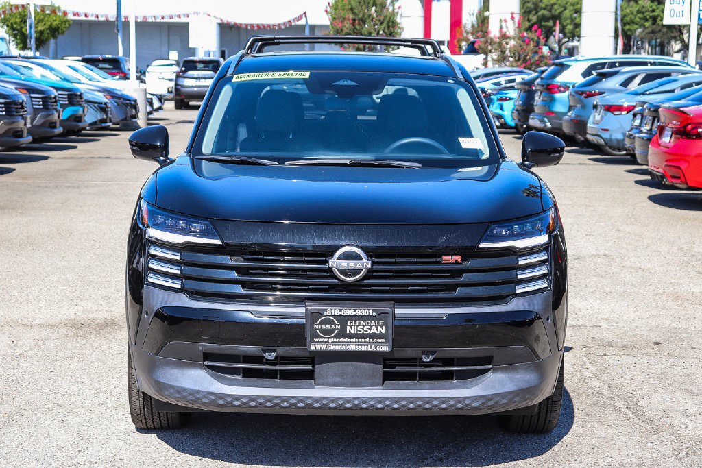 Used 2025 Nissan Kicks SR FWD image 2