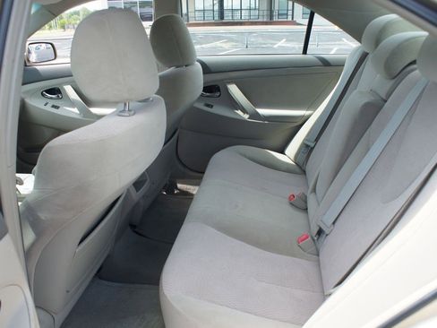Used 2010 Toyota Camry LE FWD image 9