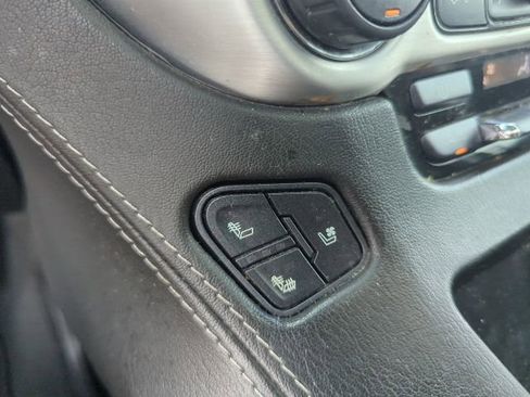 Used 2019 GMC Yukon XL SLT w/ Open Road Package AWD/4WD image 16