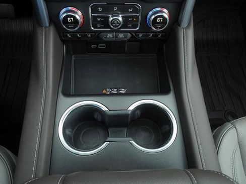 Used 2024 GMC Yukon SLT w/ SLT Premium Package image 24