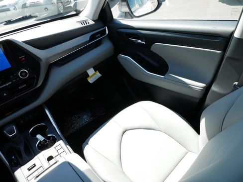 Certified 2026 Toyota Highlander XLE image 11