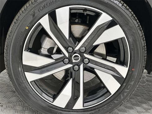 Certified 2024 Volvo XC40 B5 Plus w/ Protection Package Premier image 10