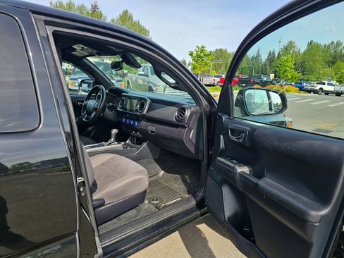 Used 2019 Toyota Tacoma TRD Off-Road w/ TRD Premium Off Road Package AWD/4WD image 33