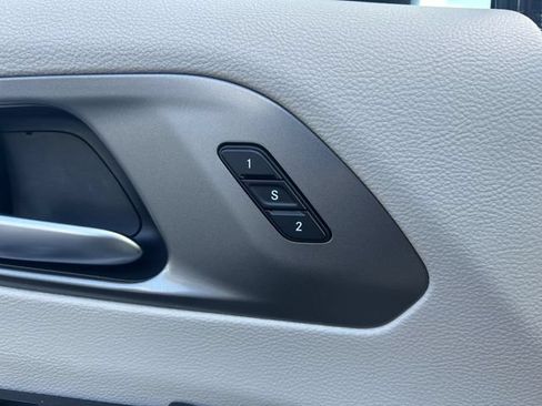 Used 2023 Chrysler Pacifica Touring-L FWD image 5