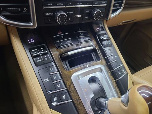 Used 2013 Porsche Cayenne Diesel AWD/4WD image 34