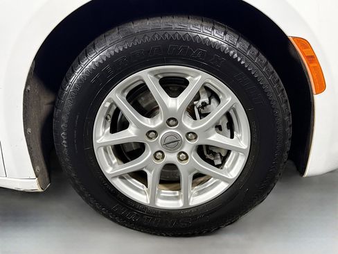 Used 2022 Chrysler Voyager LX FWD image 32