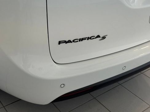 Used 2025 Chrysler Pacifica Limited FWD image 42