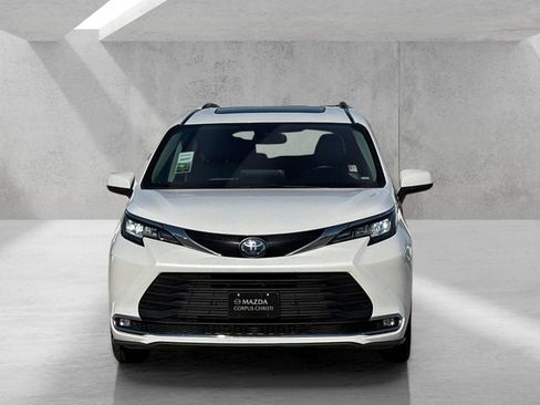 Used 2023 Toyota Sienna XLE image 2
