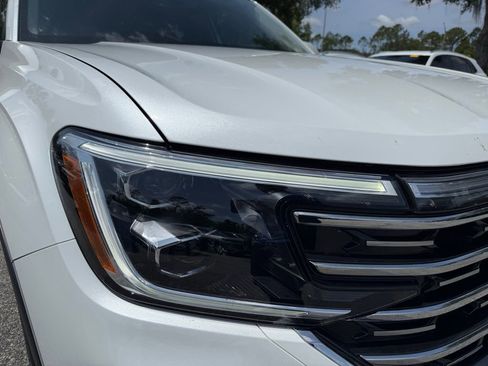 Used 2025 Volkswagen Atlas SEL AWD/4WD image 4