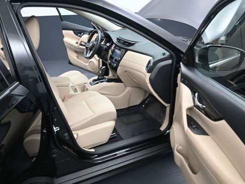 Used 2017 Nissan Rogue SV w/ SV Premium Package image 9