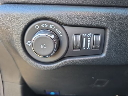 New 2026 Chrysler Pacifica Limited w/ Uconnect Theater Family Group image 10