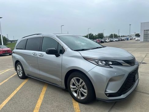 Used 2021 Toyota Sienna XSE w/ XSE Plus Package AWD/4WD image 2