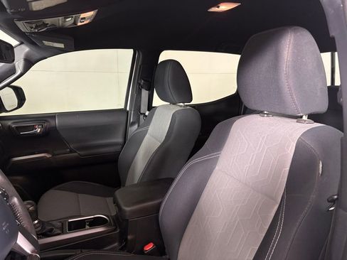 Used 2020 Toyota Tacoma TRD Off-Road w/ Technology Package image 18