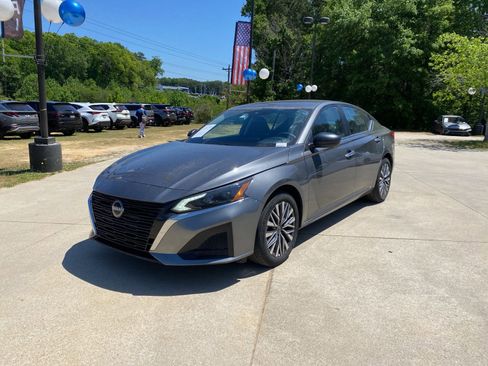 Used 2025 Nissan Altima 2.5 SV image 2