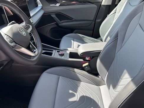 New 2026 Volkswagen Tiguan SE FWD image 9
