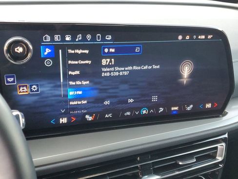 Used 2025 Chevrolet Traverse LT w/ Driver Confidence Package image 17