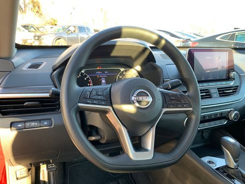 Used 2025 Nissan Altima 2.5 SV image 33