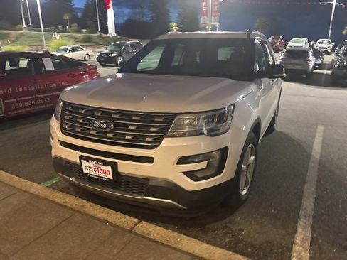 Used 2017 Ford Explorer XLT w/ Equipment Group 202A image 2