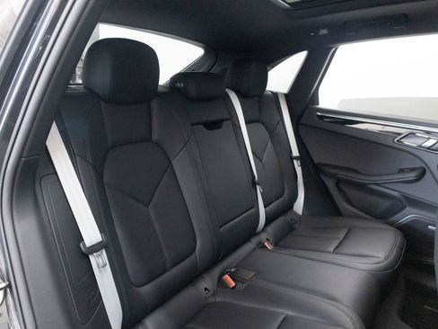 Certified 2025 Porsche Macan AWD/4WD image 35