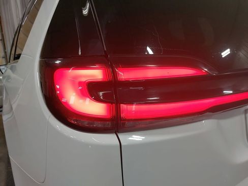 Used 2024 Chrysler Pacifica Touring-L FWD image 33