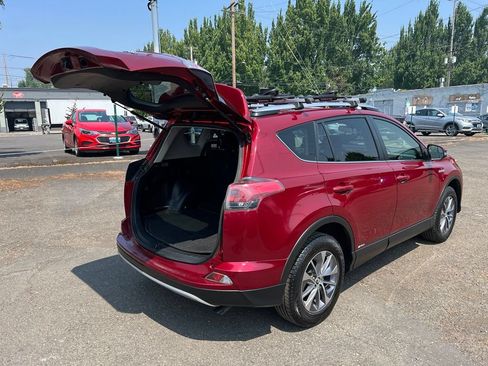 Used 2018 Toyota RAV4 LE AWD/4WD image 10