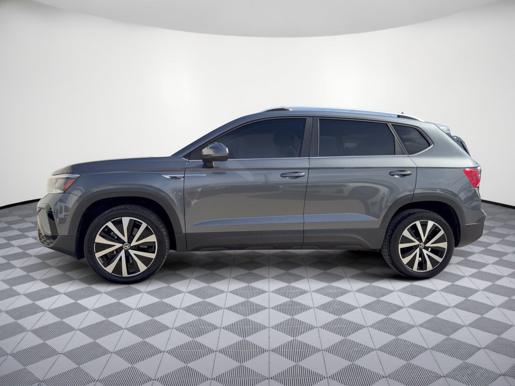 Used 2023 Volkswagen Taos SE w/ Panoramic Sunroof Package FWD image 2