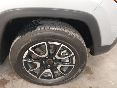 Used 2025 Jeep Compass Trailhawk AWD/4WD image 42