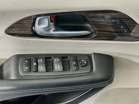 Used 2023 Chrysler Pacifica Limited FWD image 15
