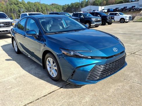 Used 2025 Toyota Camry LE image 8