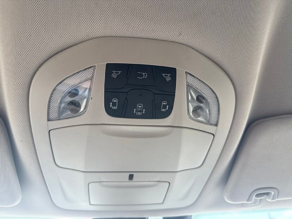 Used 2018 Chrysler Pacifica Touring w/ Tire & Wheel Group FWD image 20