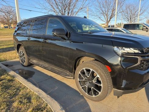 Used 2022 Chevrolet Suburban RST w/ Sport Performance Package image 2