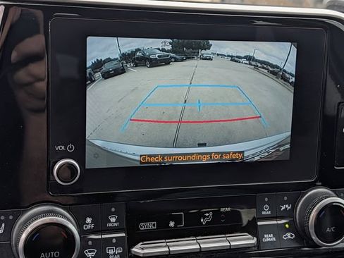 Used 2023 Toyota Highlander XLE FWD image 18