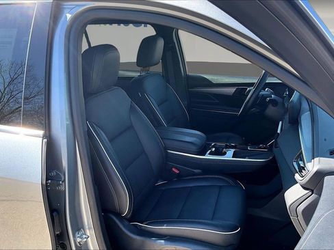 Used 2025 Buick Enclave Preferred AWD/4WD image 30