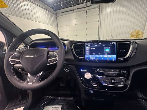Used 2025 Chrysler Pacifica Select FWD image 35
