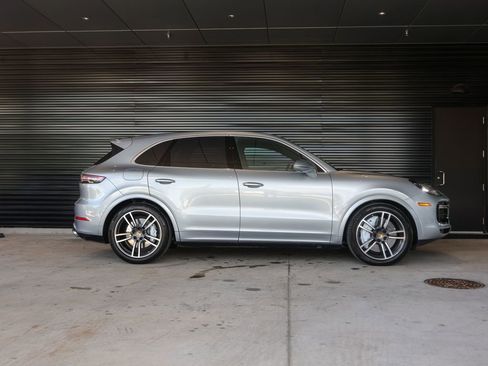 Certified 2022 Porsche Cayenne Turbo AWD/4WD image 8