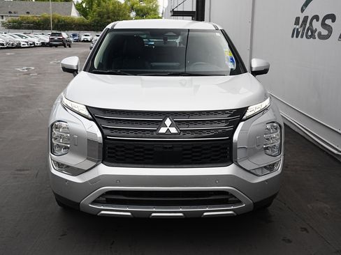 Used 2024 Mitsubishi Outlander SE image 2