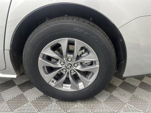 Used 2024 Toyota Sienna XLE image 20