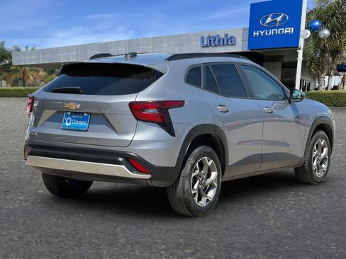 Used 2025 Chevrolet Trax LT FWD image 3