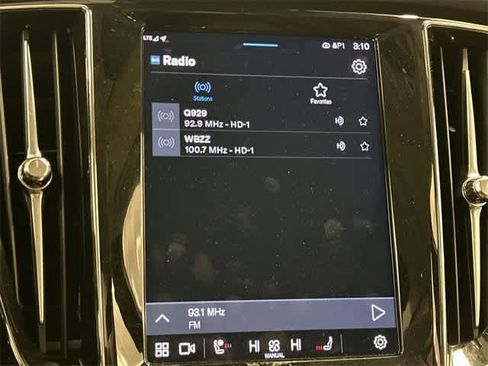 Used 2025 Volvo V60 B5 Cross Country Plus image 12