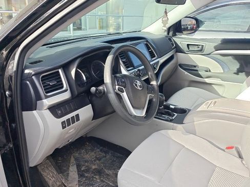 Used 2019 Toyota Highlander LE image 2