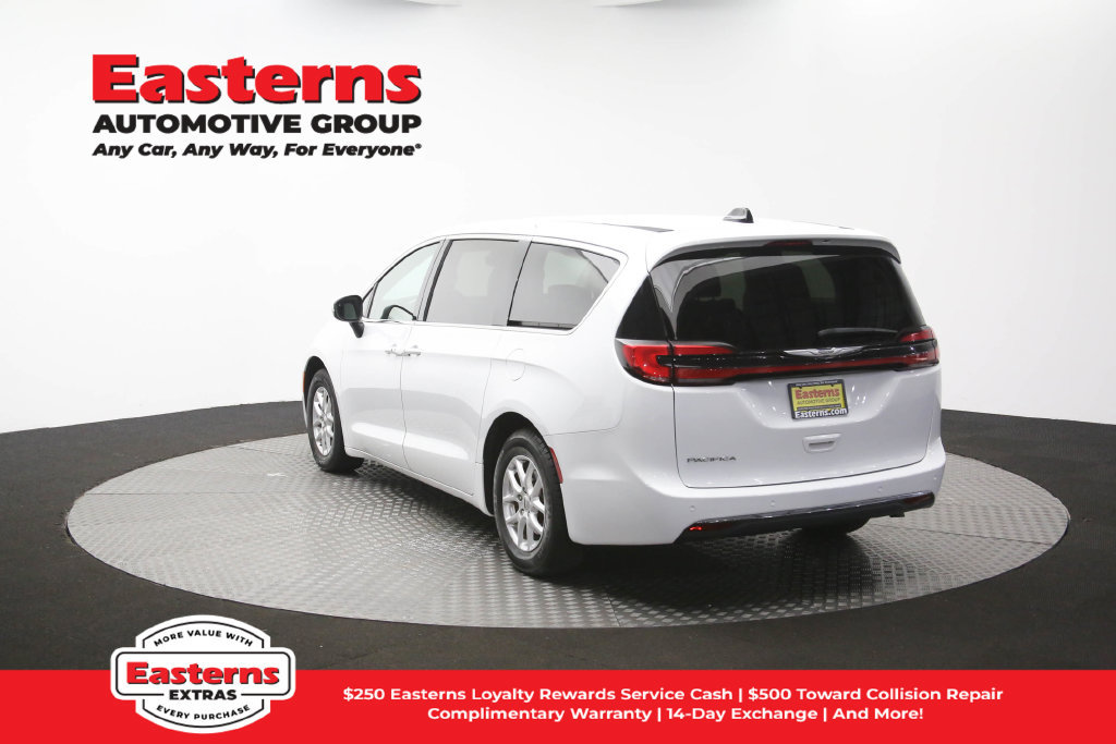 Used 2023 Chrysler Pacifica Touring-L FWD image 64