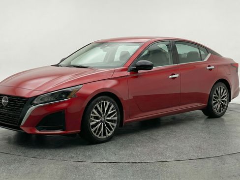 Used 2025 Nissan Altima 2.5 SV image 3