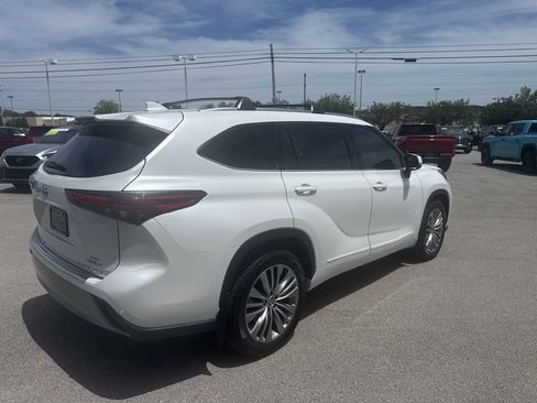 Used 2022 Toyota Highlander Platinum AWD/4WD image 3