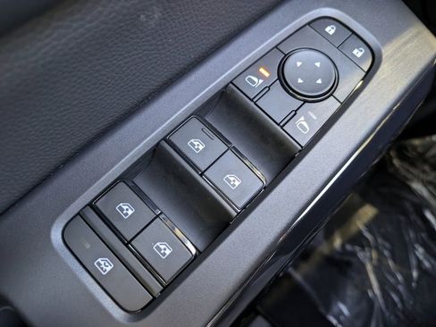 New 2025 Nissan Pathfinder SV w/ Black Appearance Package image 23